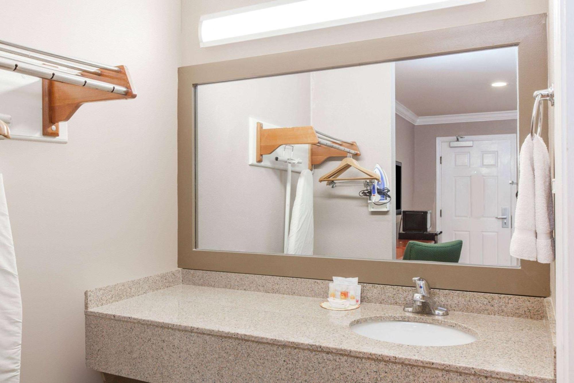 Days Inn By Wyndham San Francisco S/Oyster Point Airport South San Francisco Esterno foto